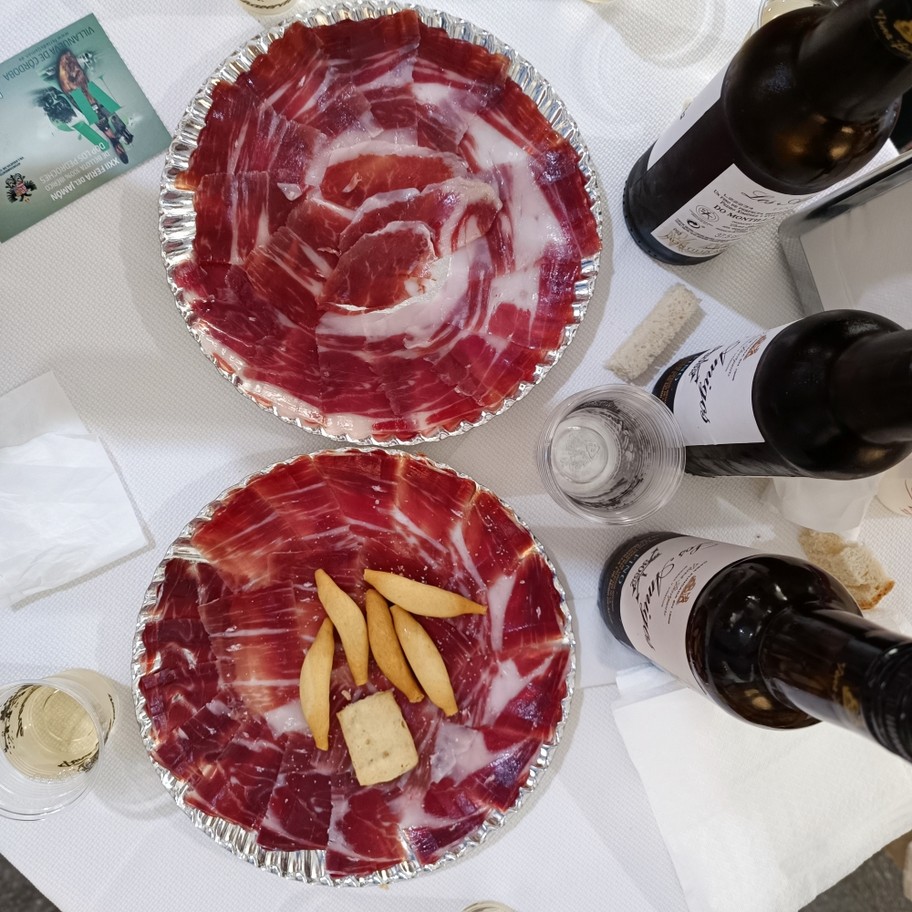 Platos de jamón ibérico cortado en lonchas finas con picos de pan