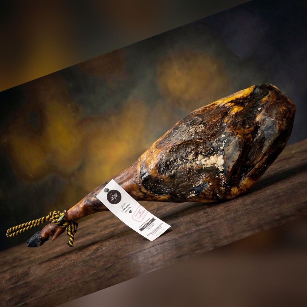 Jamón ibérico de bellota Diamante Negro con su etiqueta sobre una tabla de madera